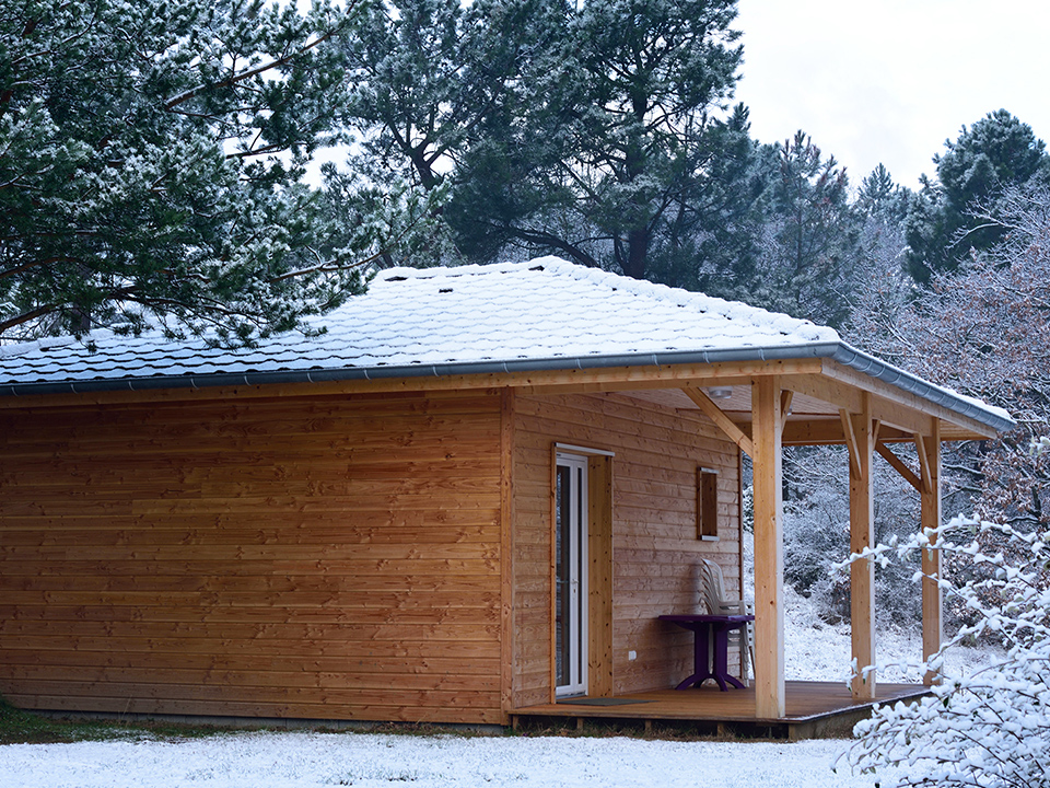 Chalet sous la neige