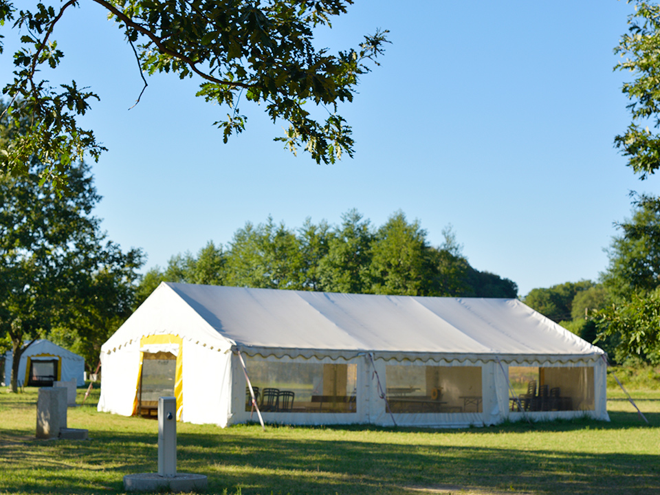 Chapiteau sur terrain de camping