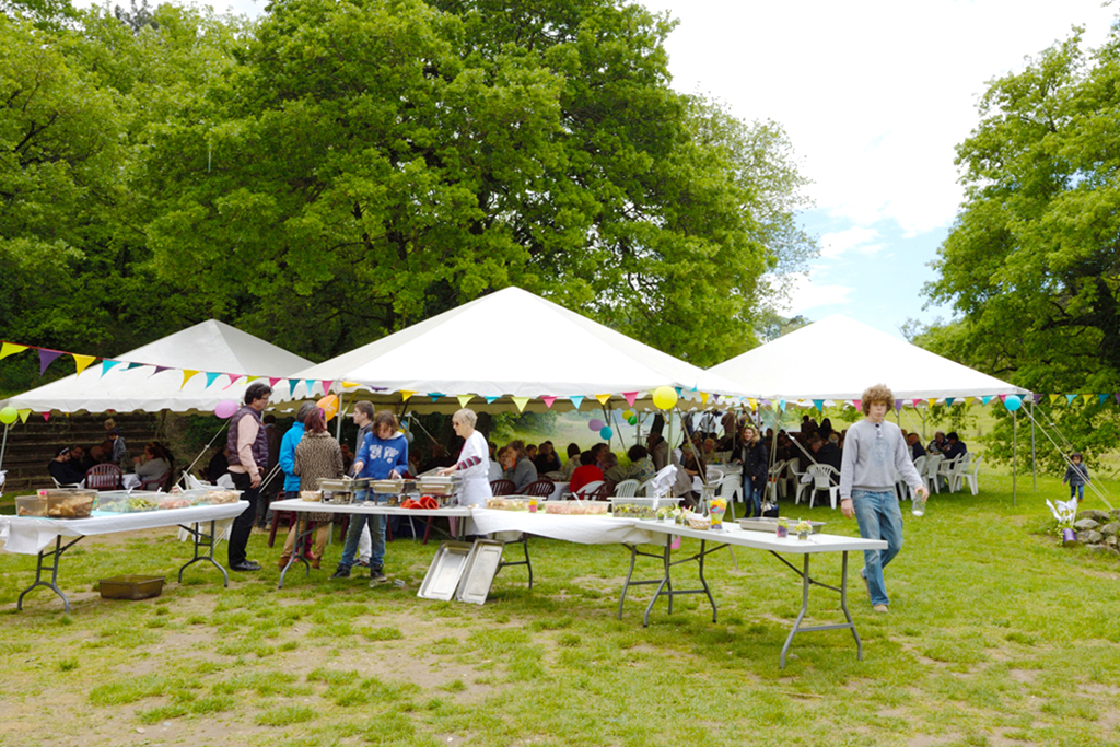 Fête devant les Chênes