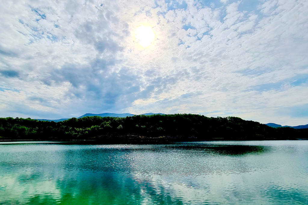 Lac derrière maison